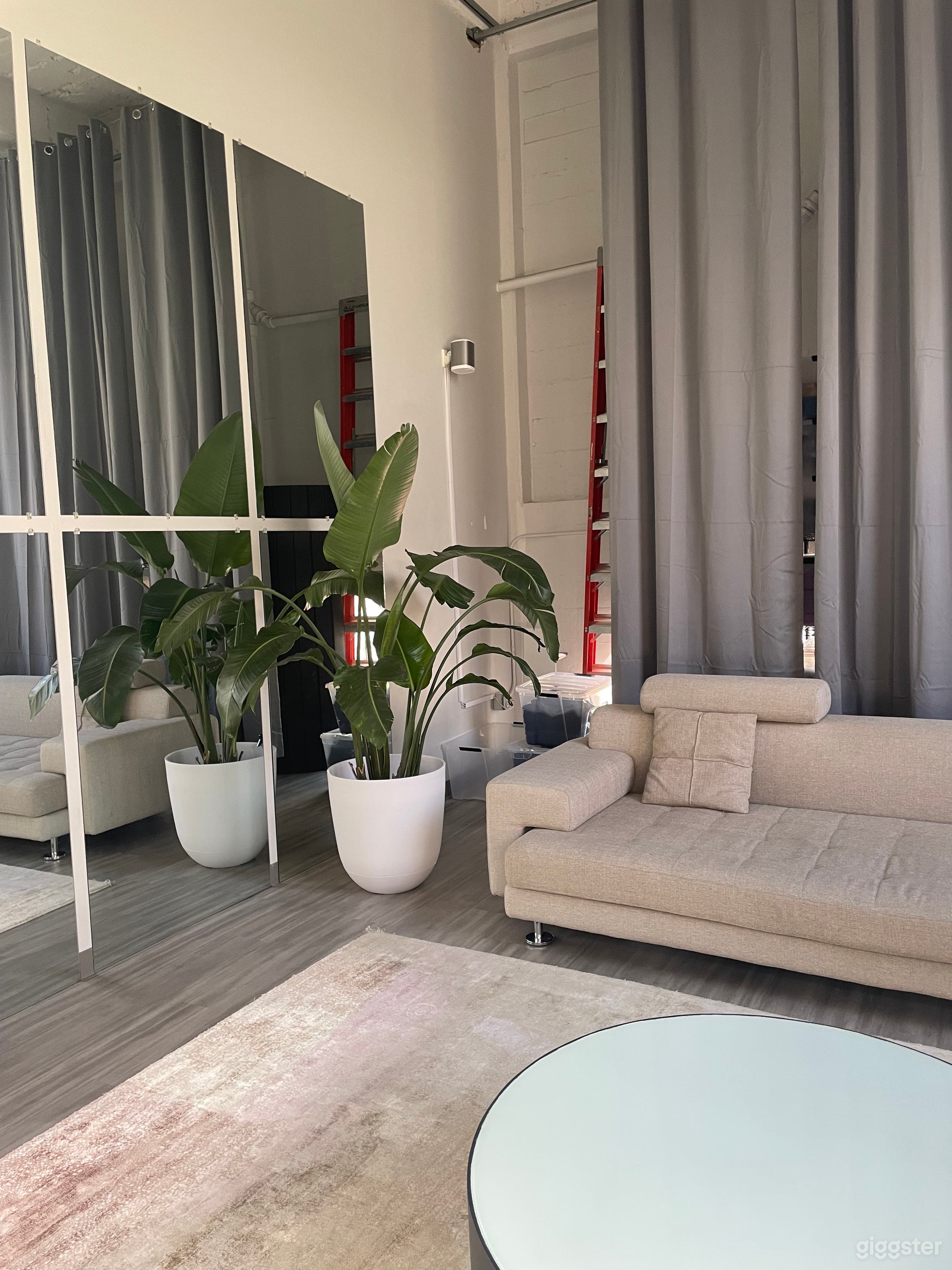 Charming Clubhouse in Pole Dance Studio Photo 4