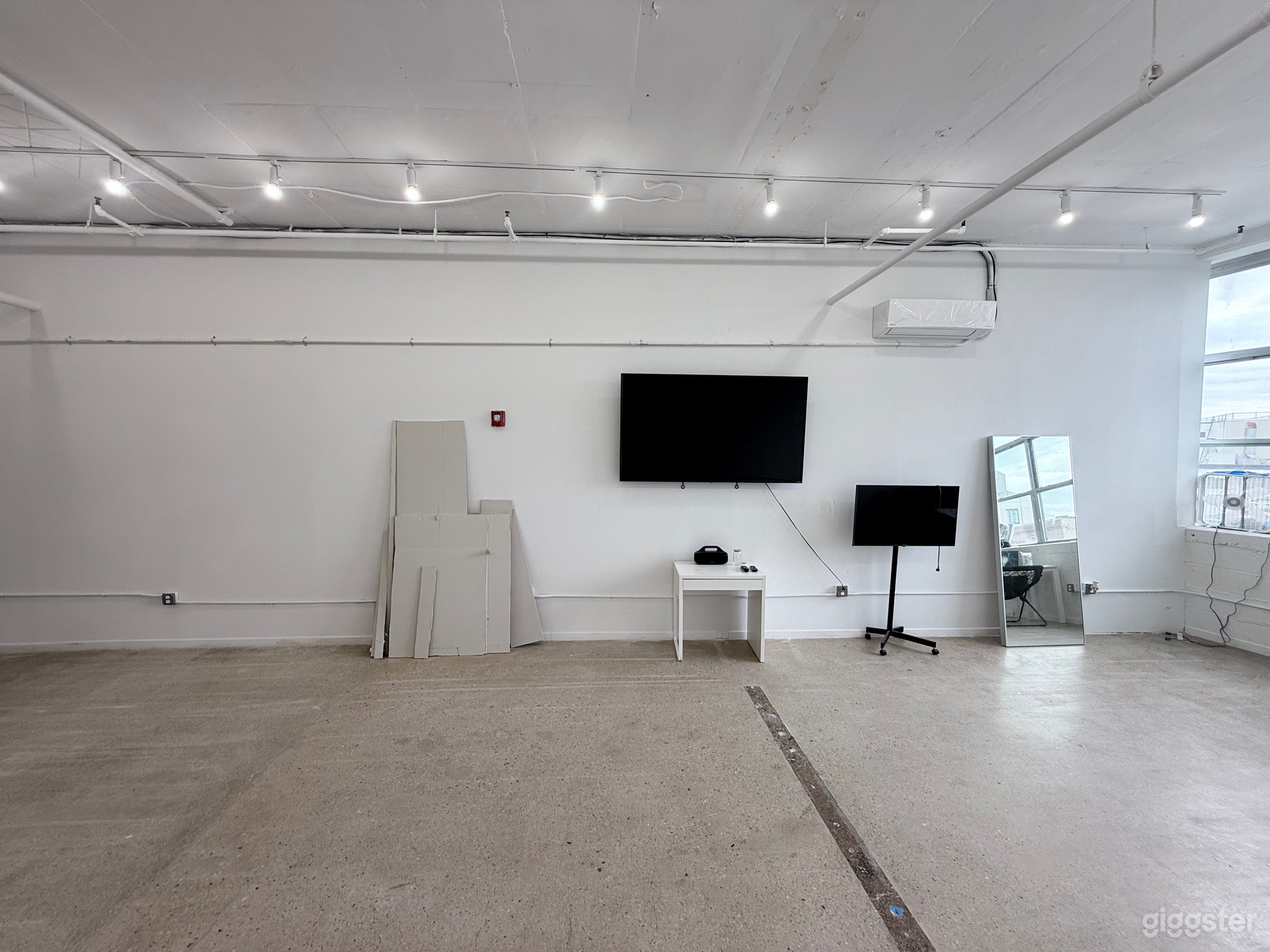 Open work/event space available for rent! Photo 4