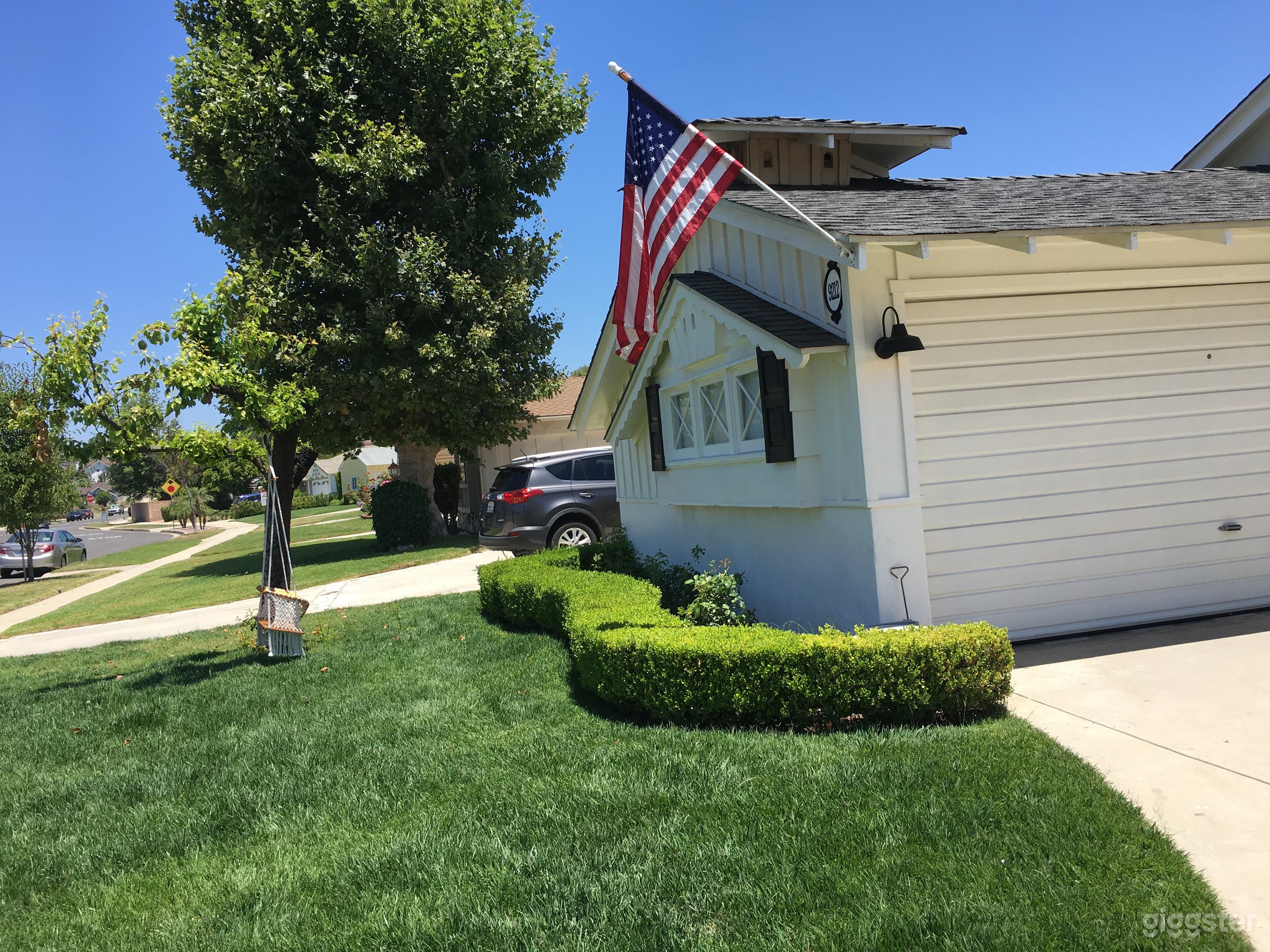 Front yard &amp; garage 