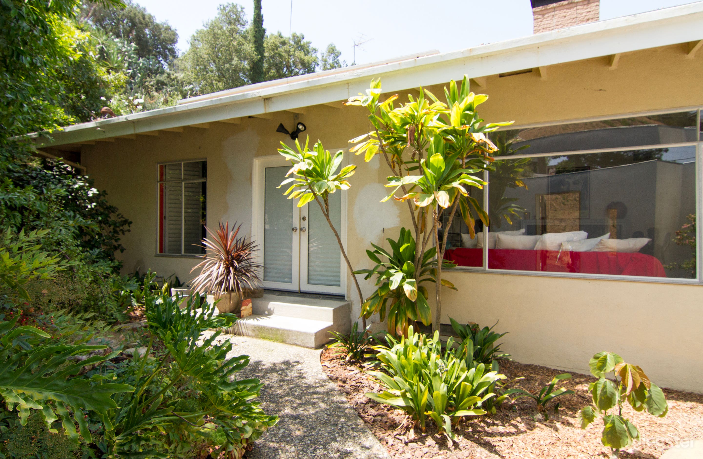 Modernist Home set in a grand hillside garden Photo 4