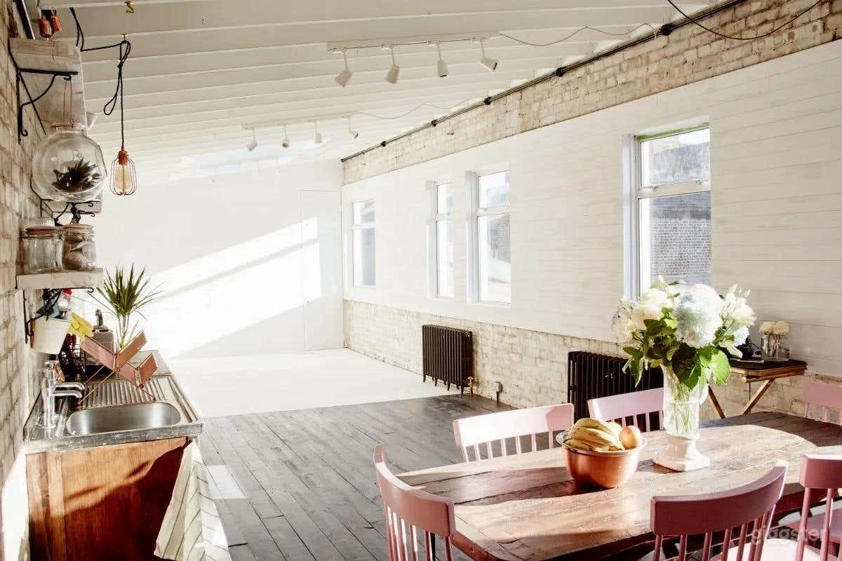 Bright and Aesthetic Studio in London Photo 1