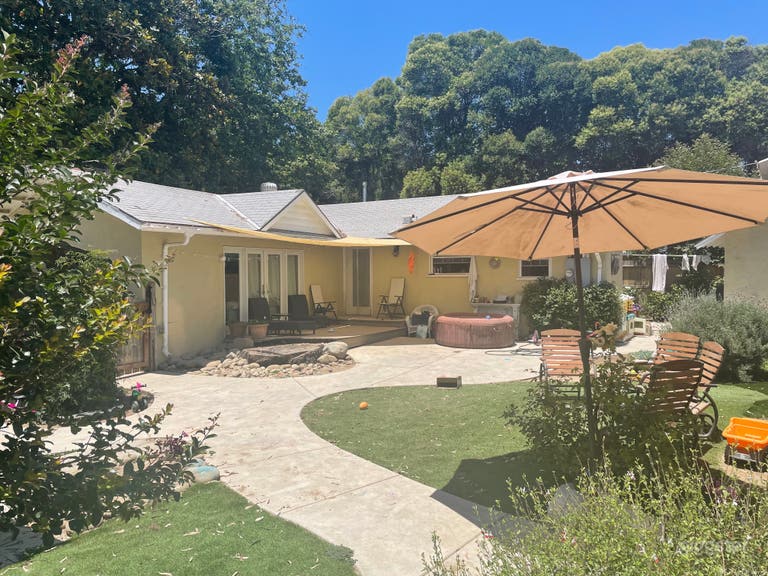  Simple American house in the countryside 