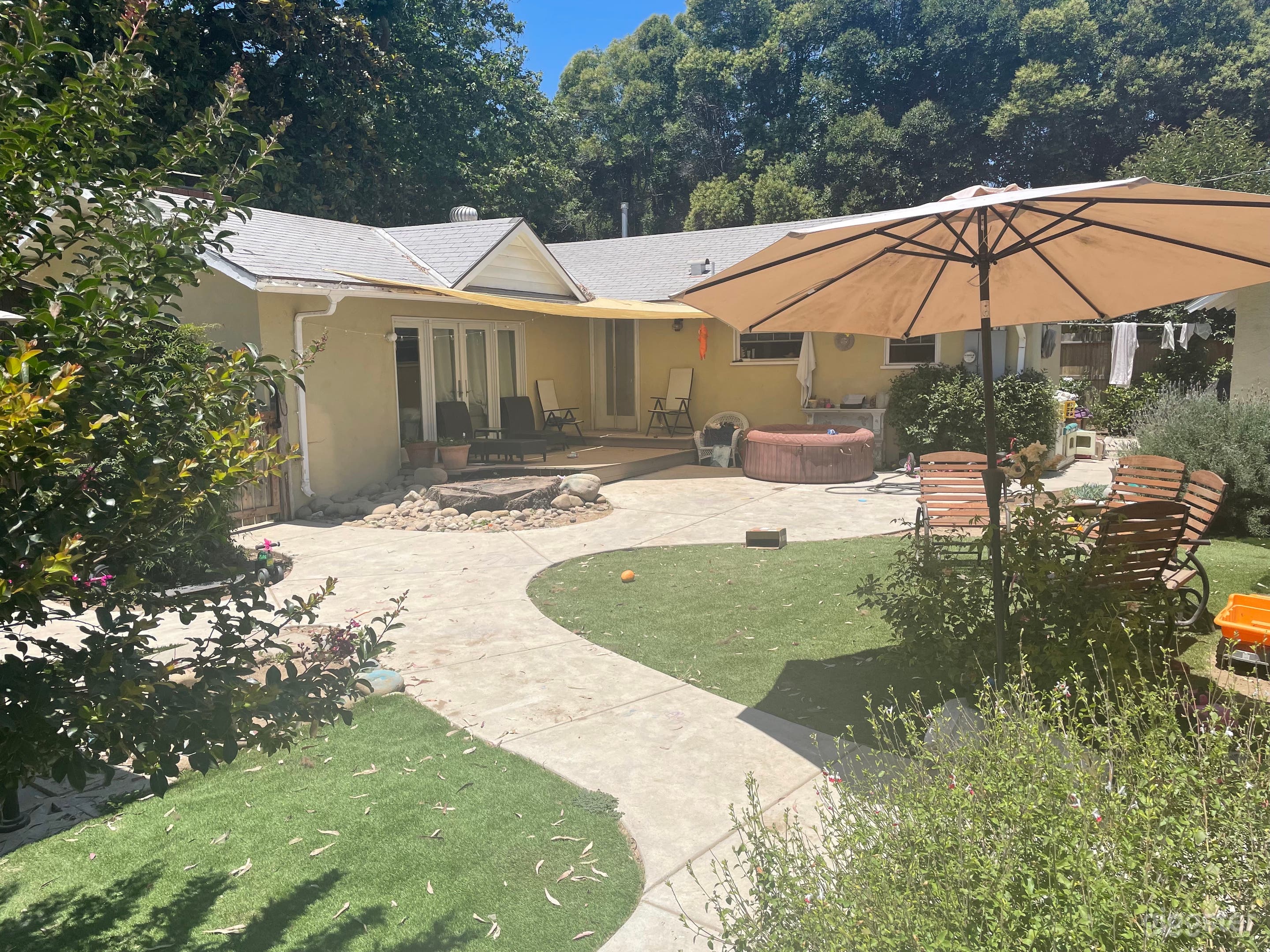 Simple American house in the countryside Photo 1