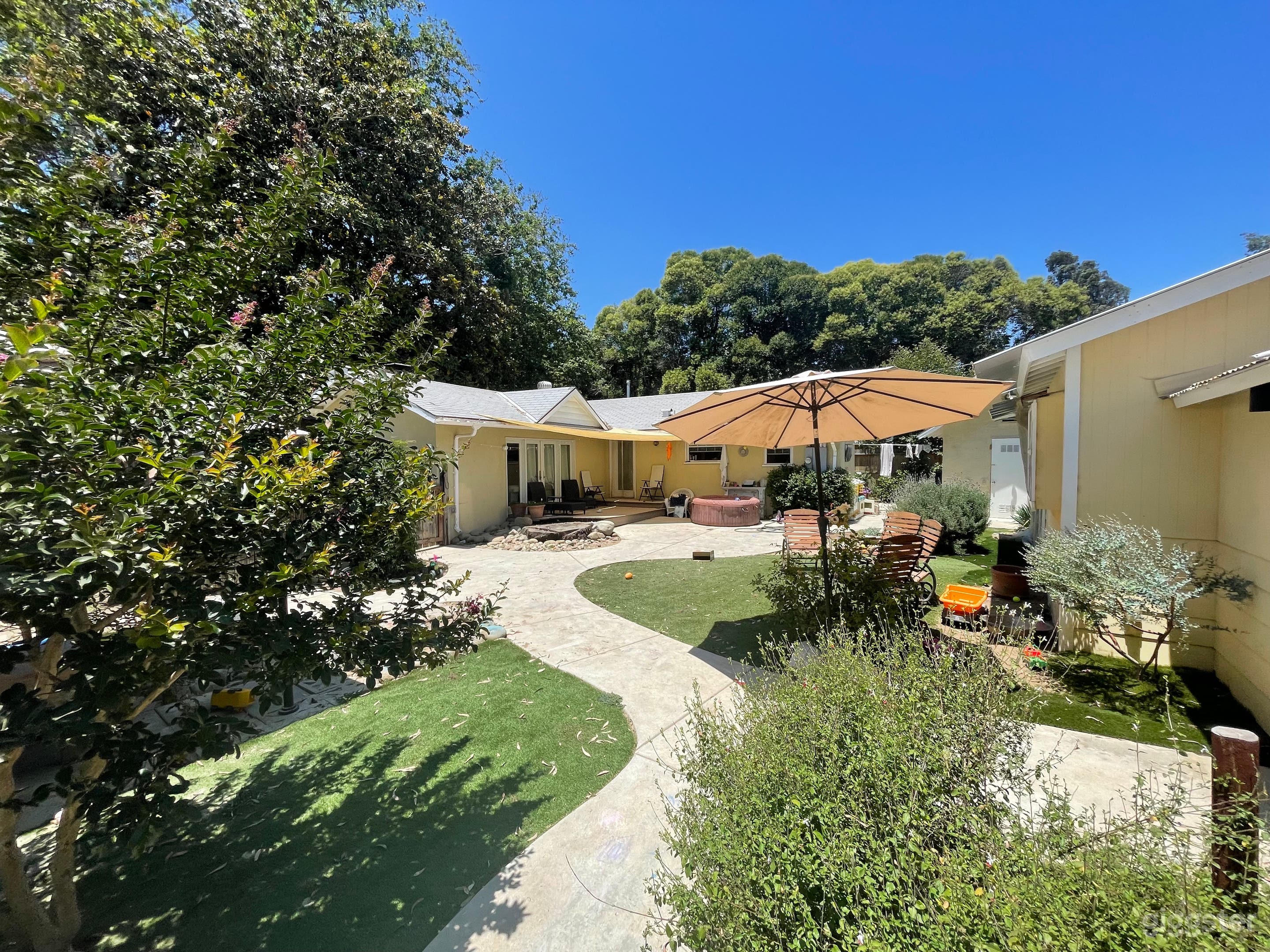 Simple American house in the countryside Photo 3