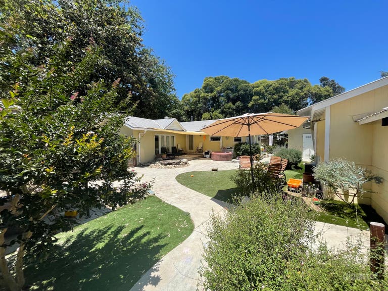  Simple American house in the countryside 