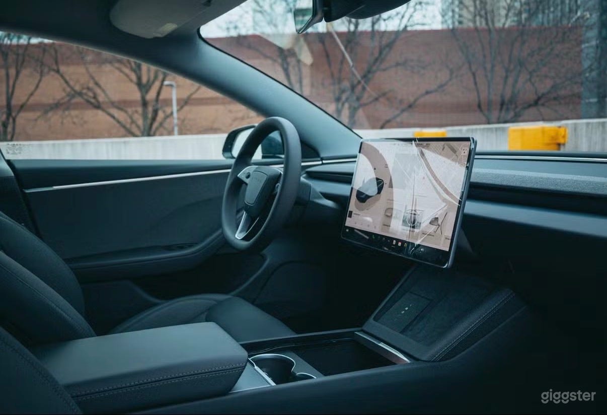 2025 Tesla Model 3 – Futuristic grey EV Photo 3