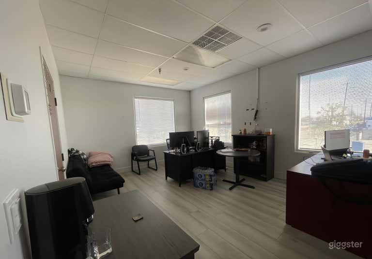 Oficina de Almacén para Producciones 
