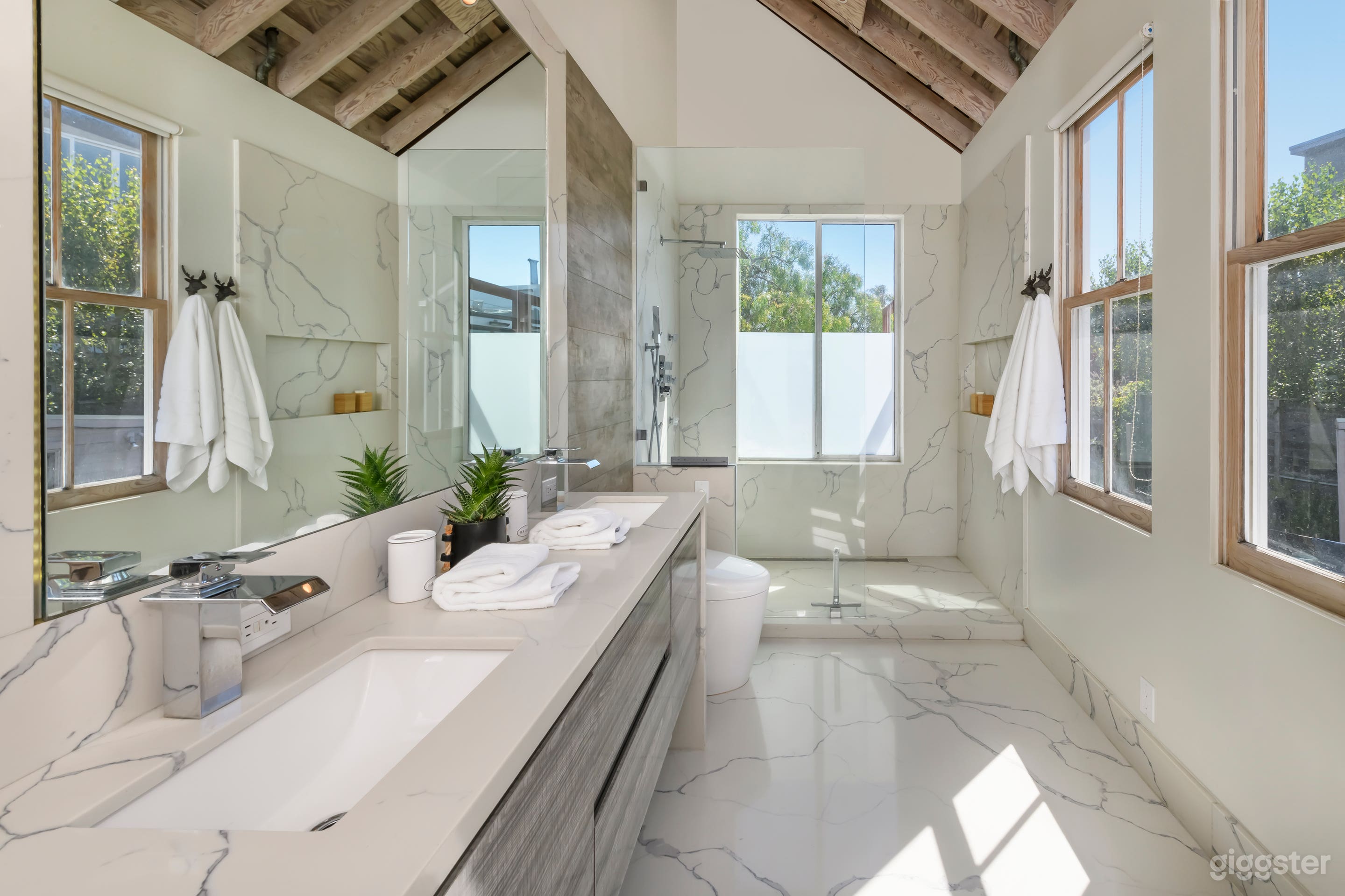 Architectural Luxury w/ Views, Walkable & Central Photo 4