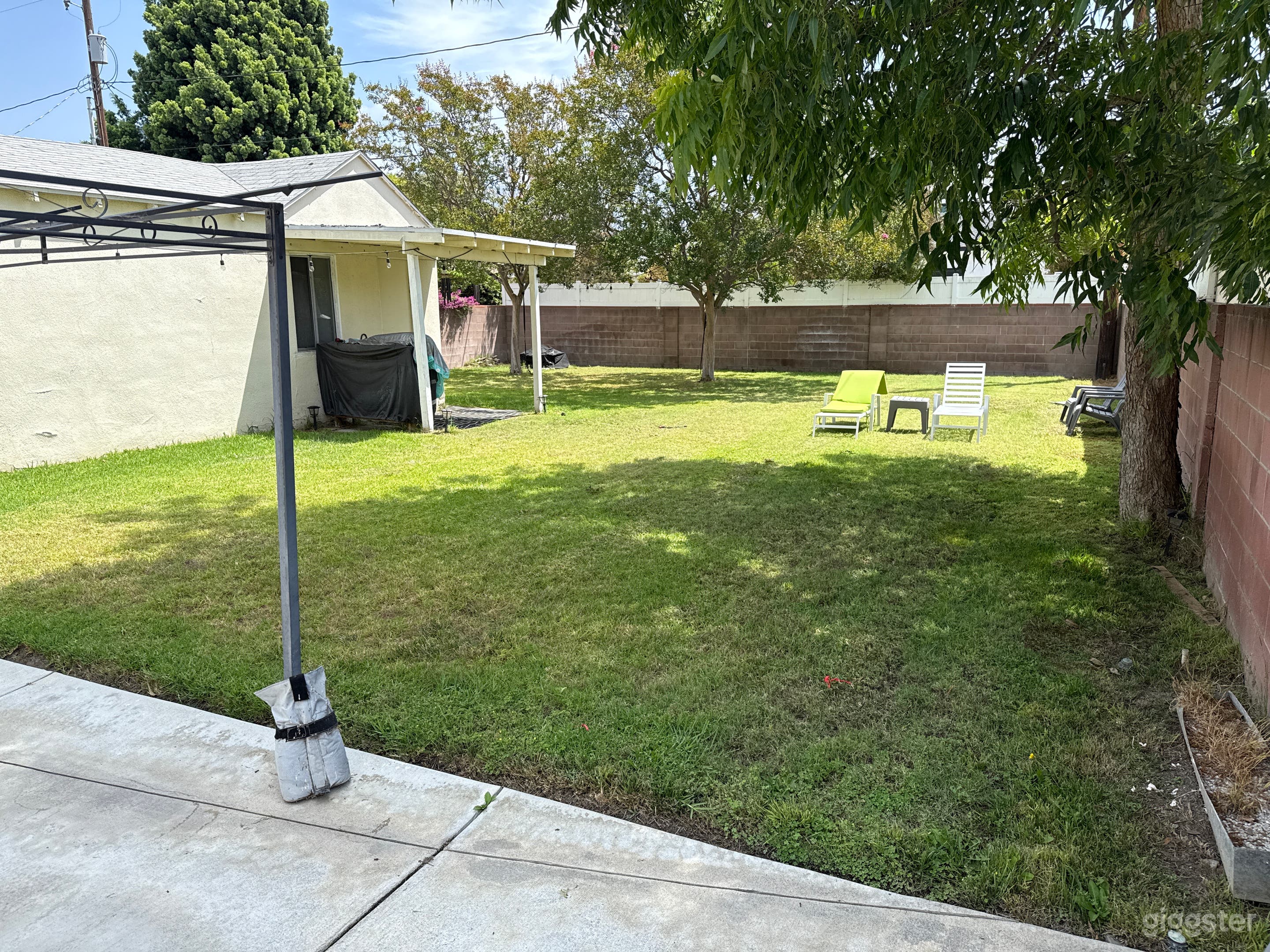 Large Grassy Yard, 1 empty bedroom Photo 2