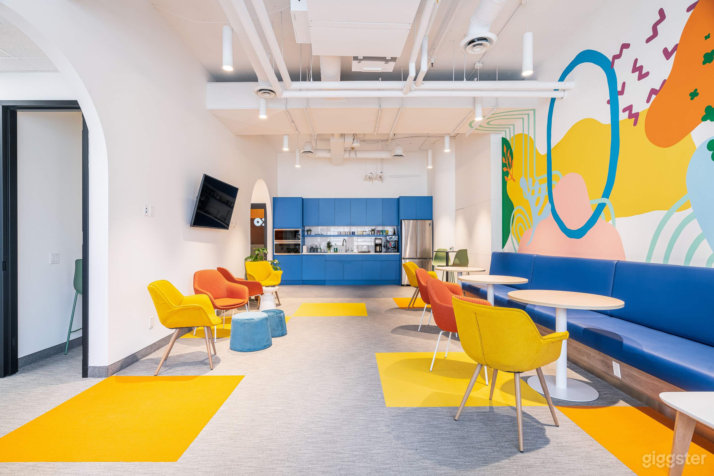 Modern Meeting Room by Wellesley TTC Station Photo 4