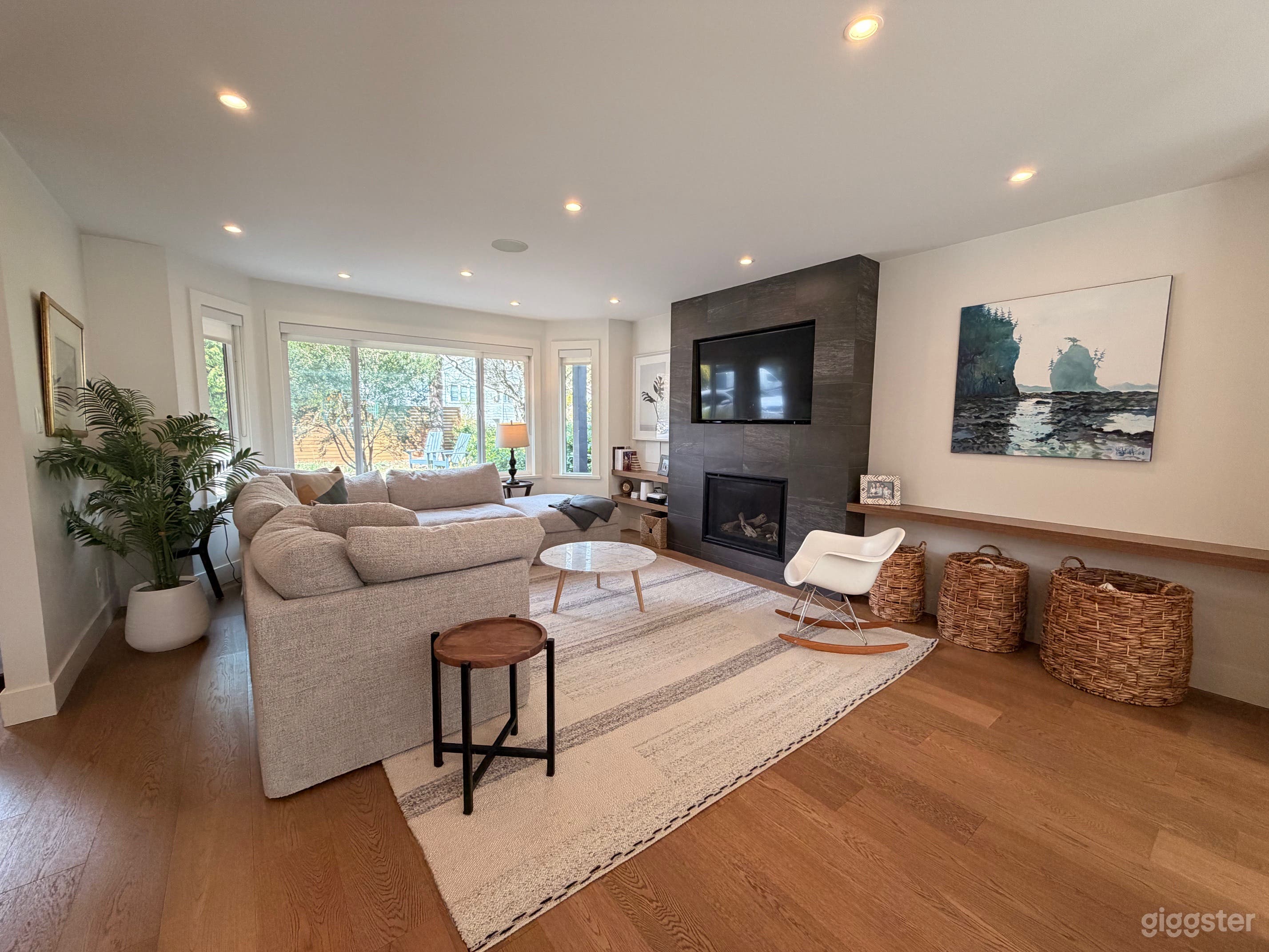 The North Van Open Concept Family Film Home Photo 2