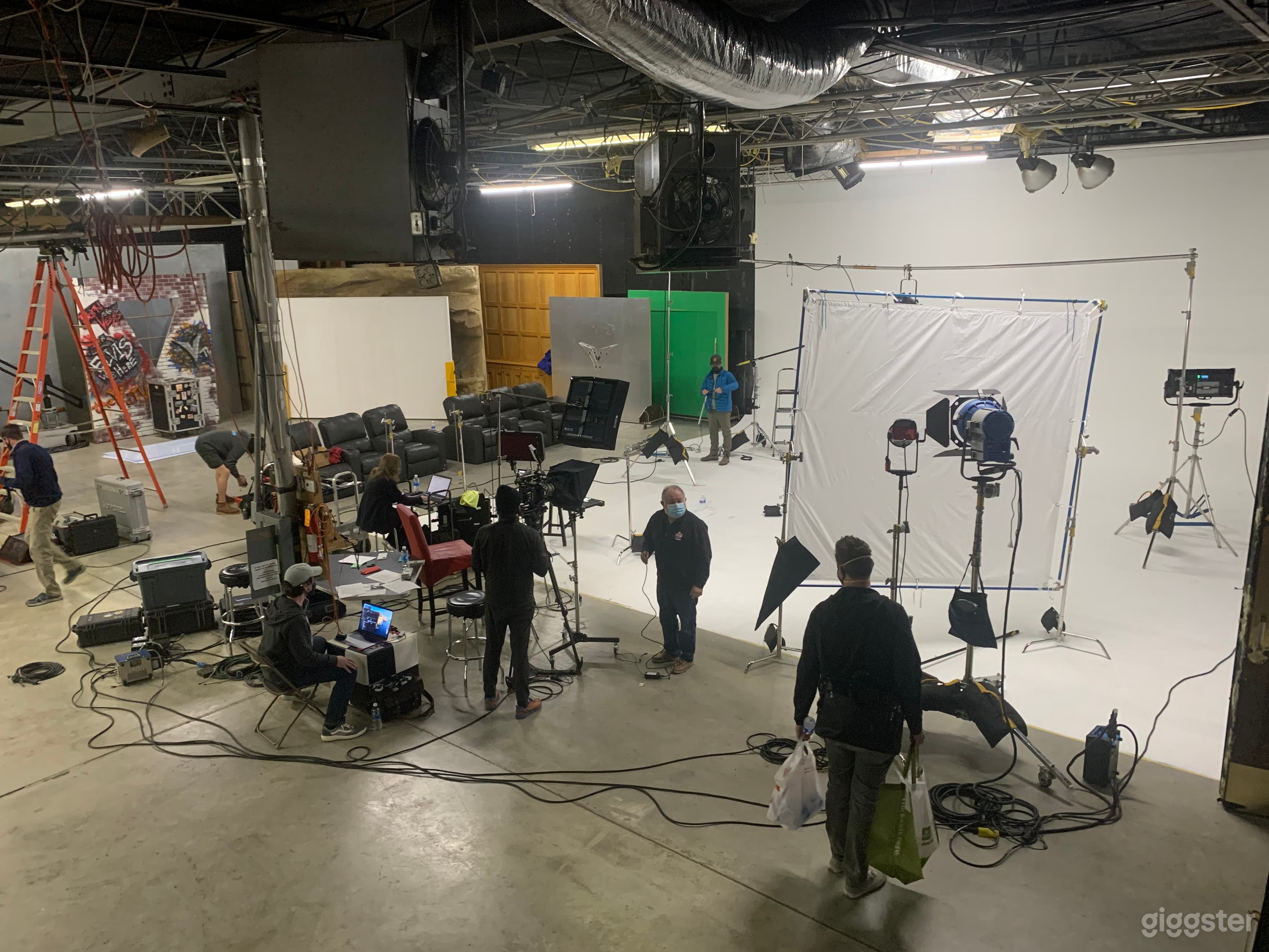 Stage 2: 7,500 sq. ft. includes two-wall hard cyc (55′ x 25′ x 16′ grid