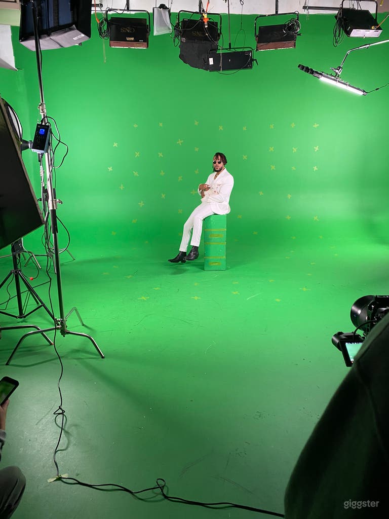  Stage 1: green screen pre-lit hard CYC (30′ x 25′ x 16′ grid) 