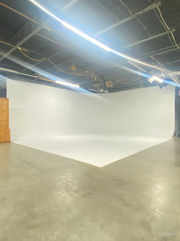  Stage 2: 7,500 sq. ft. includes two-wall hard cyc (55′ x 25′ x 16′ grid 