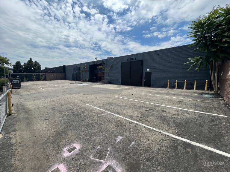  Large Parking Lot with Support Rooms 