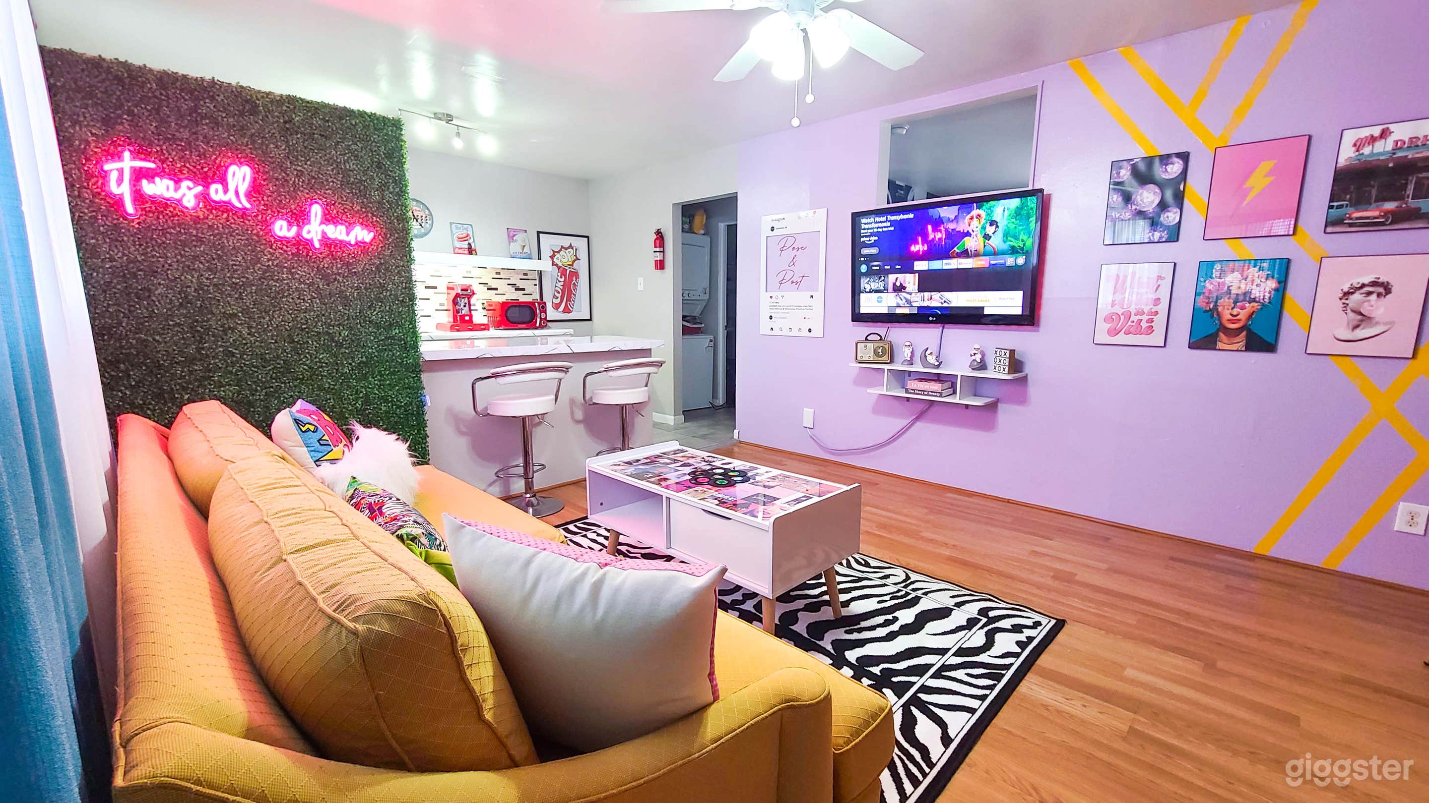 Interactive Retro Set – “Retromania” Apartment in Houston Photo 2