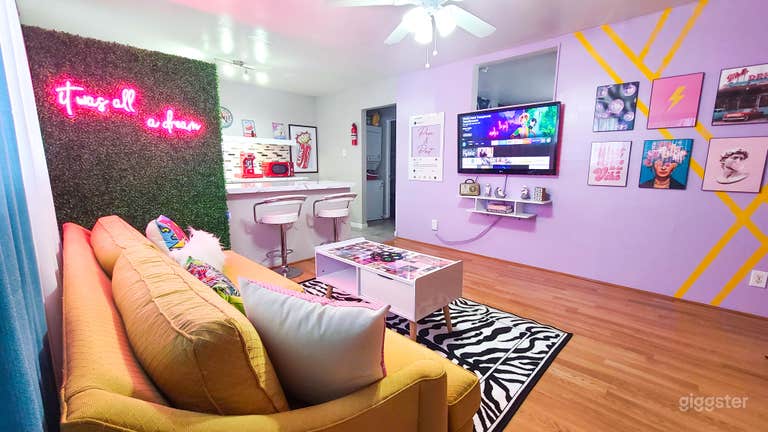  Interactive Retro Set – “Retromania” Apartment in Houston 