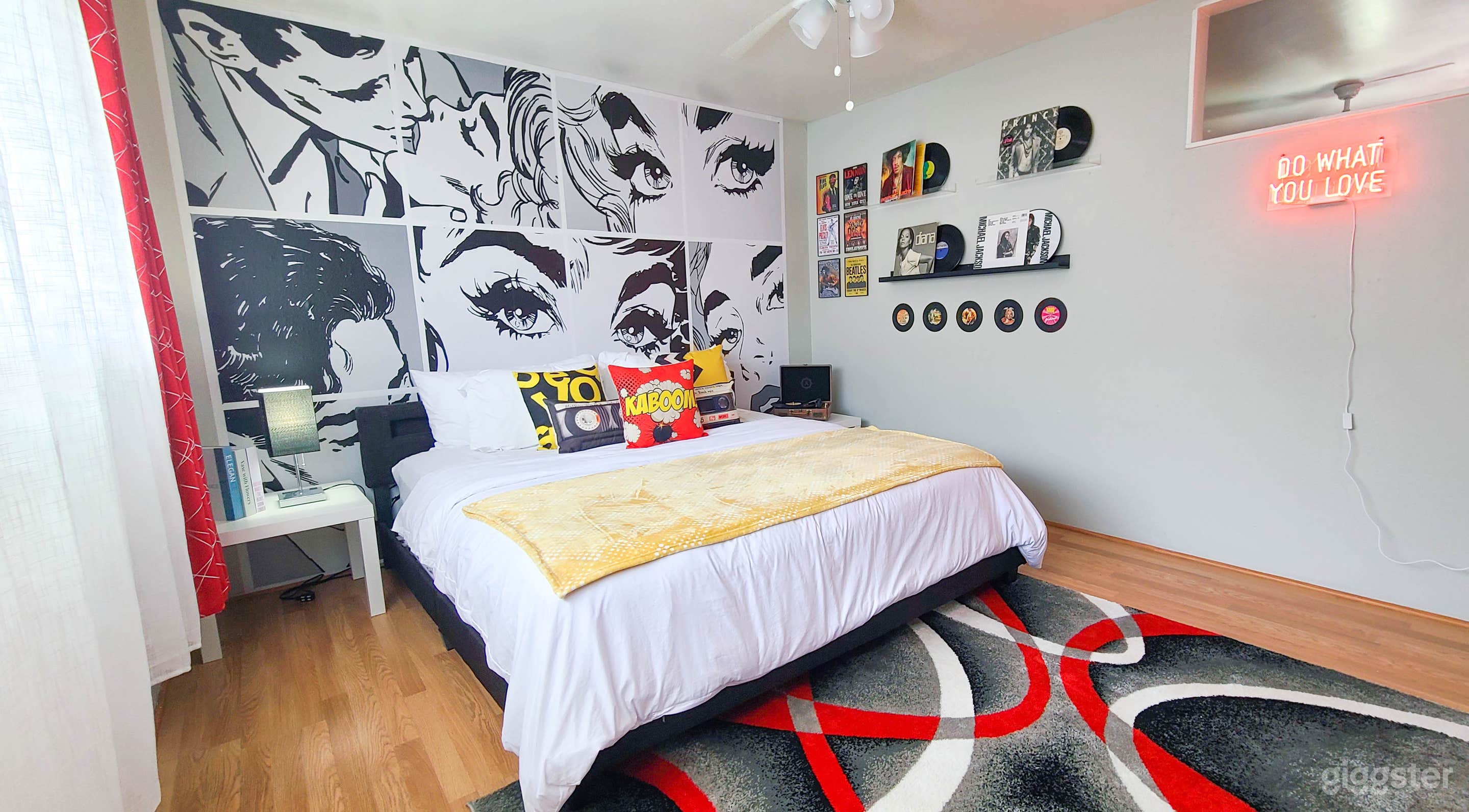 Interactive Retro Set – “Retromania” Apartment in Houston Photo 4