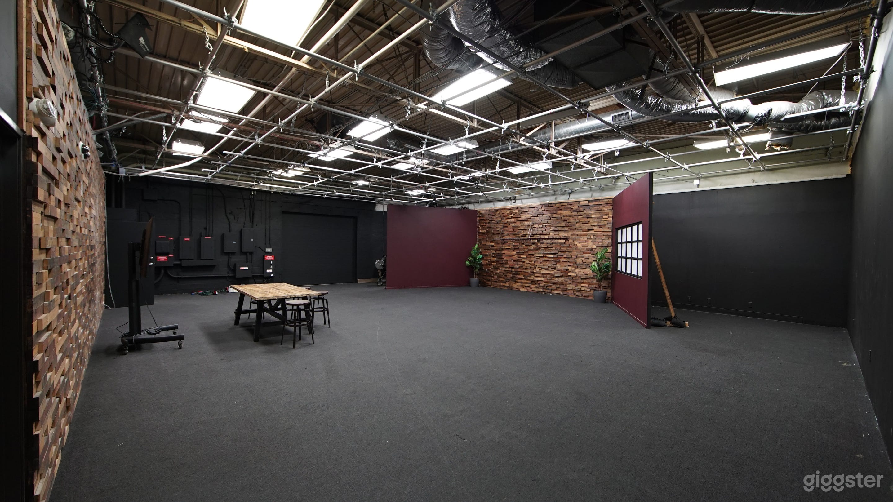 Full Service Studio in the Heart of Burbank Photo 2