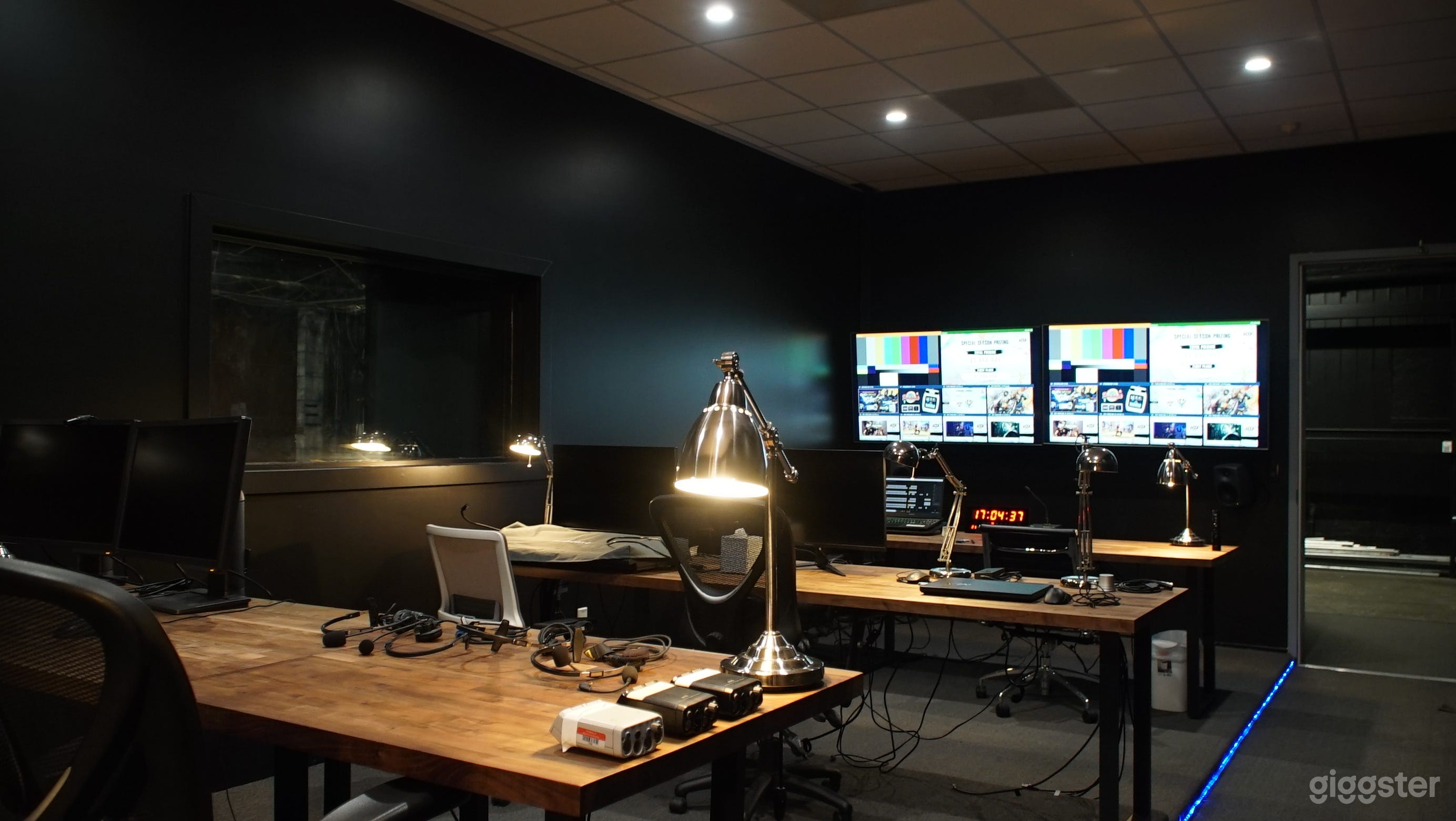 Full Service Studio in the Heart of Burbank Photo 3