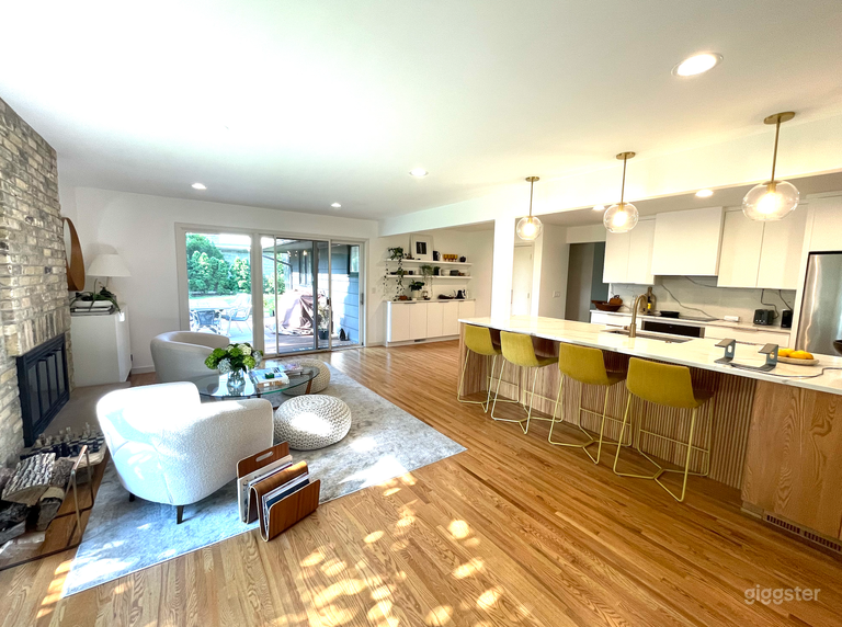  Kitchen &amp; Sitting Area 