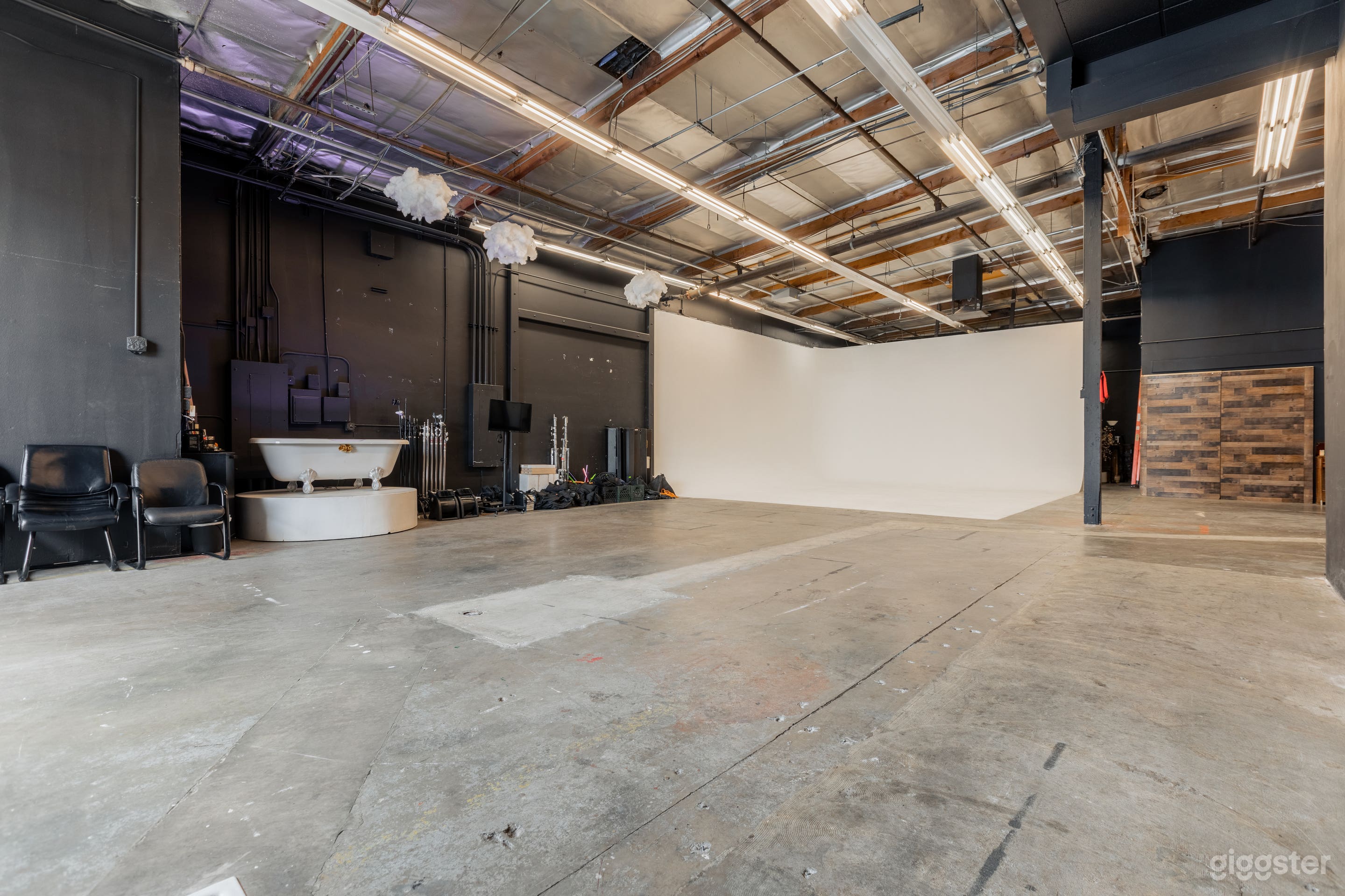 Film Studio w/ Cyclorama Wall, Brick Wall, &amp; Props Photo 2