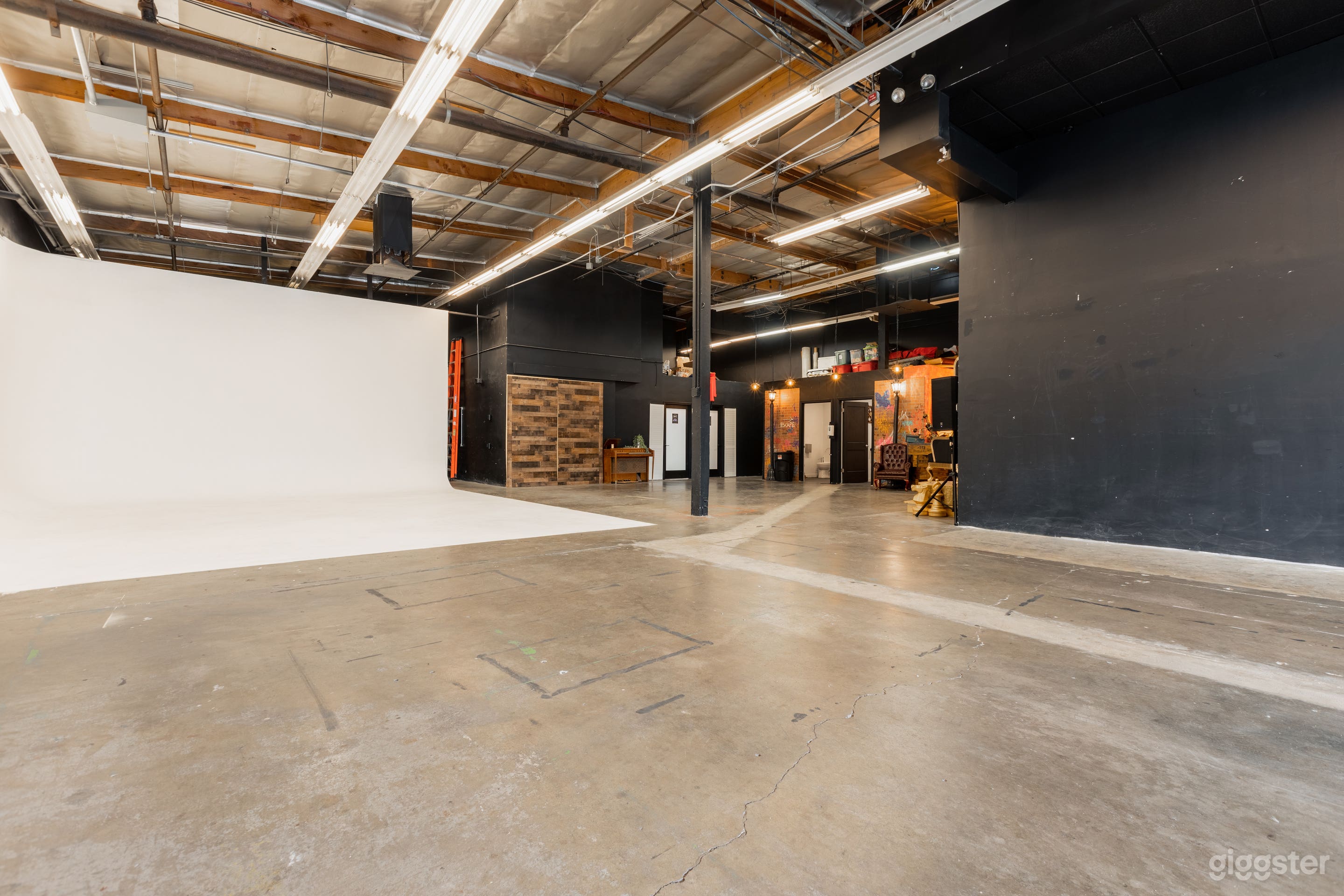 Film Studio w/ Cyclorama Wall, Brick Wall, &amp; Props Photo 4