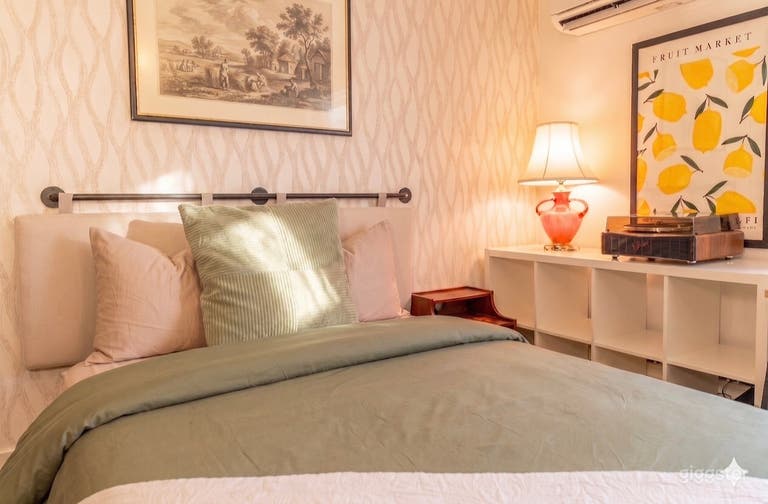  Chic Townhouse - 4 BR - Near Subway 