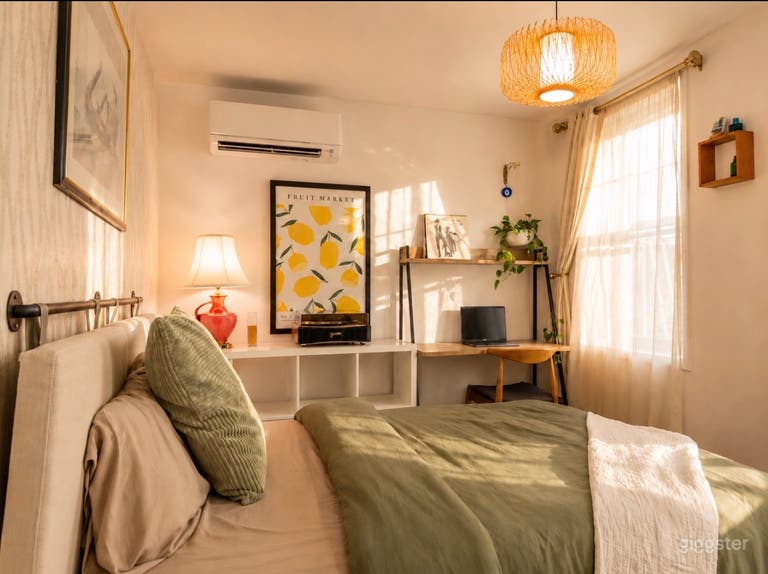  Chic Townhouse - 4 BR - Near Subway 