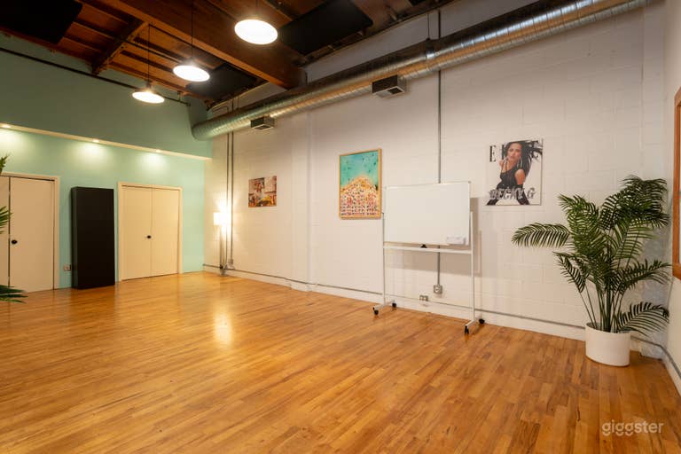  CONFERENCE ROOM SILVER LAKE - WITHOUT FURNITURE (TABLE IS MOVEABLE) 