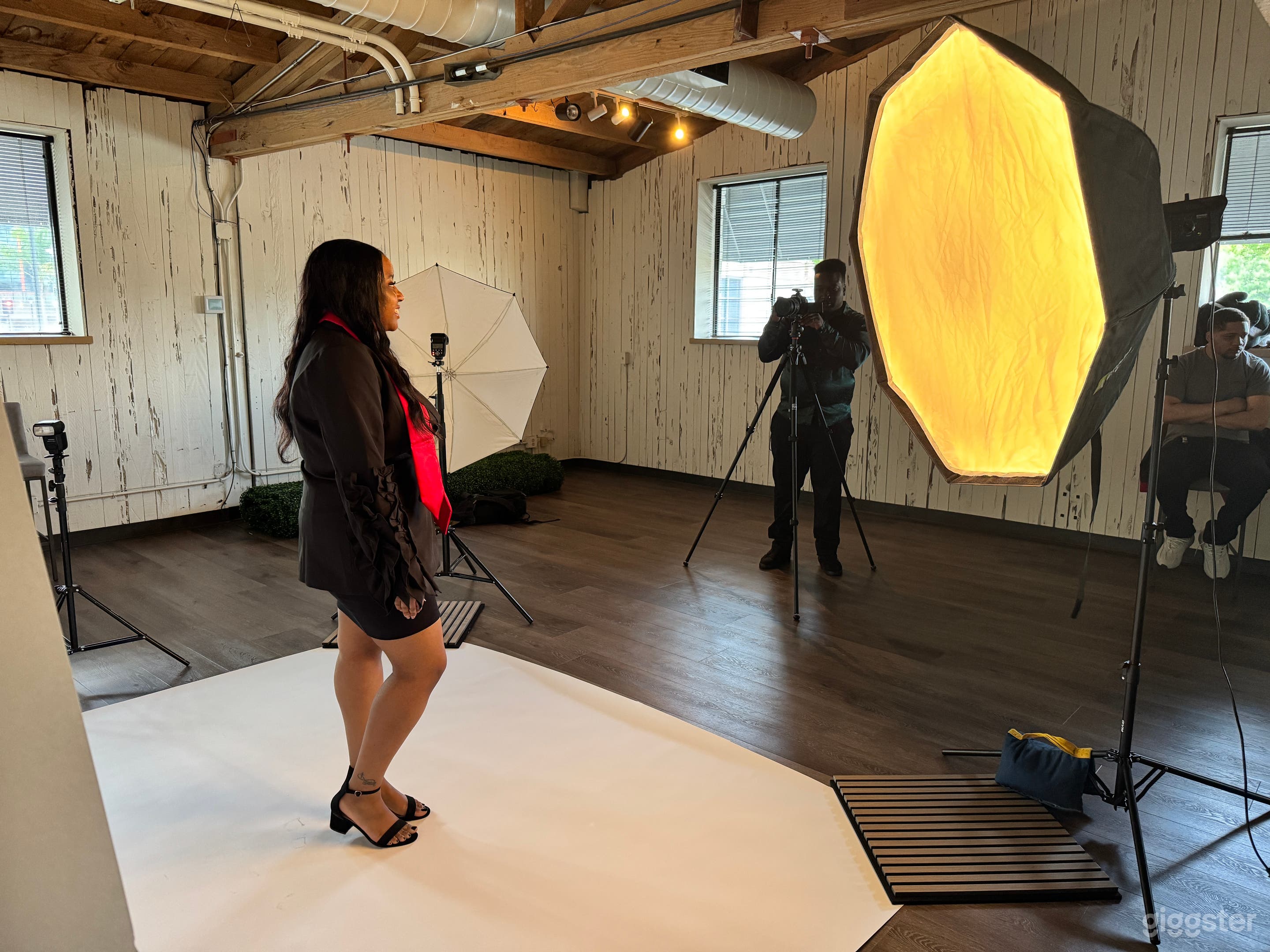 Clean Photo/Video Studio w/ Gear Photo 2