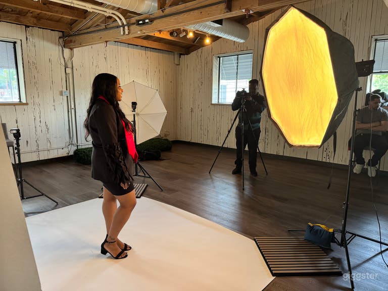  Clean Photo/Video Studio w/ Gear 