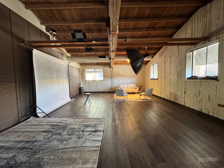  Clean Photo/Video Studio w/ Gear 