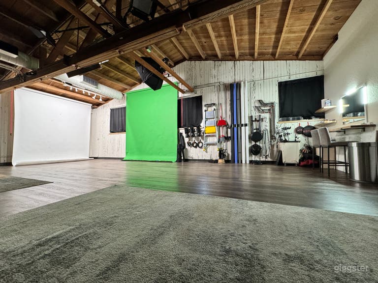  Upscale Photo/Video Studio w/ Lighting and Grip 
