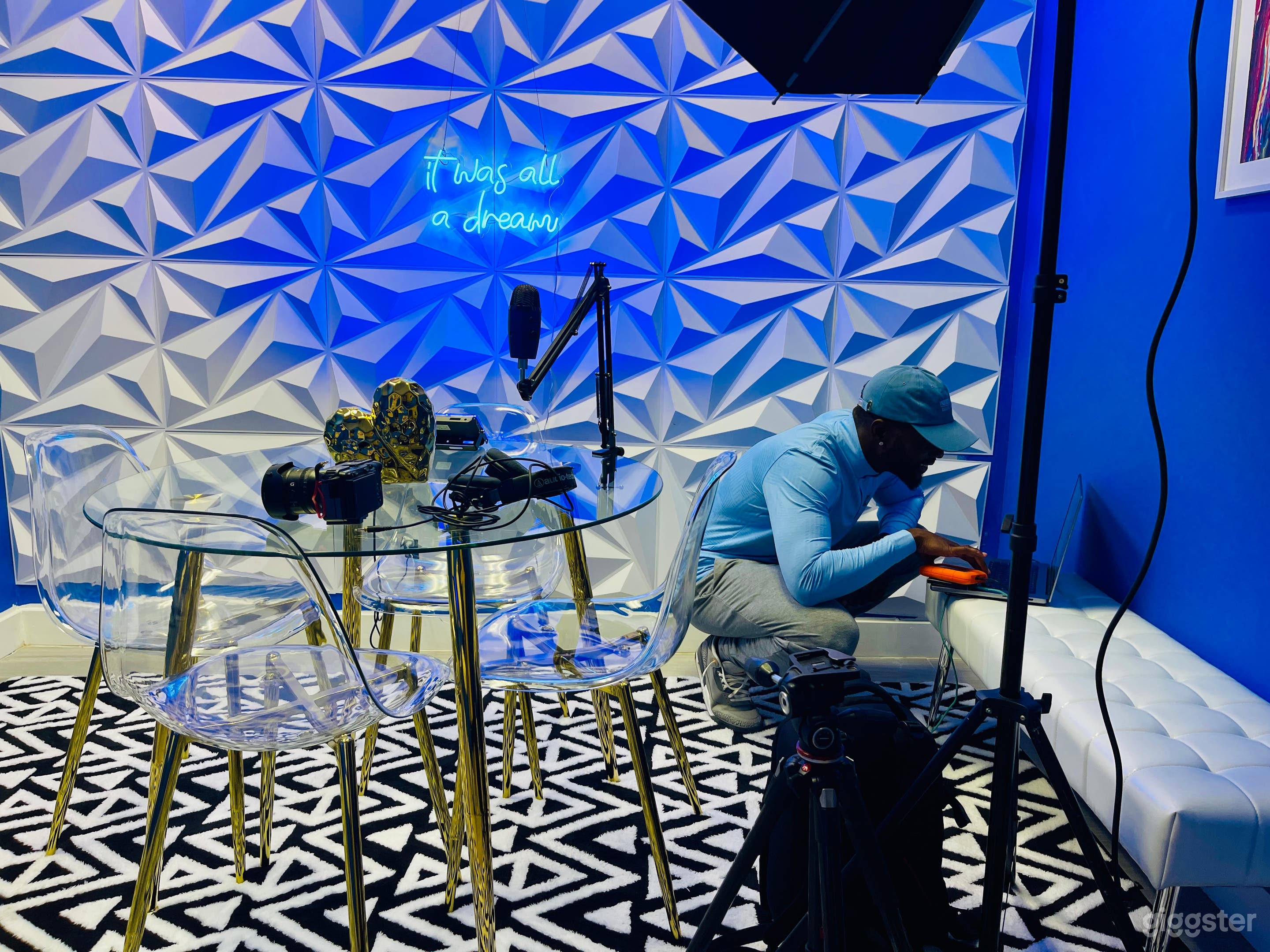 Content/ Podcast/Photo Shoots Studio For Rent Photo 3