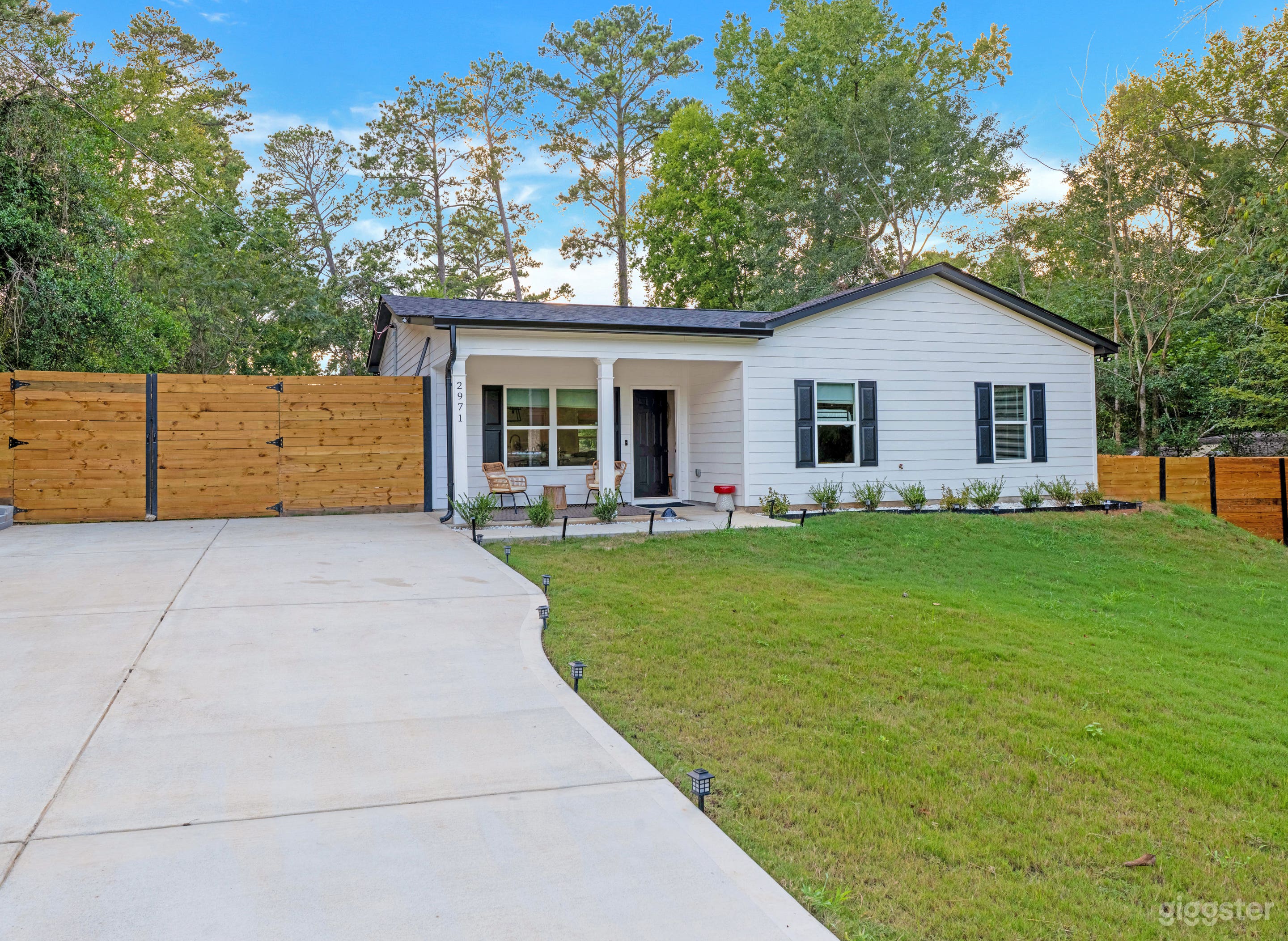 Designer House, with massive backyard Photo 2