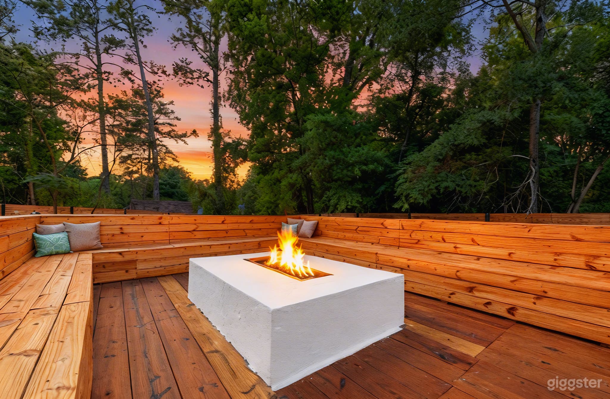 Designer House, with massive backyard Photo 1