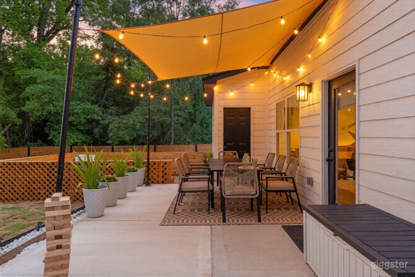 Designer House, with massive backyard Photo 3