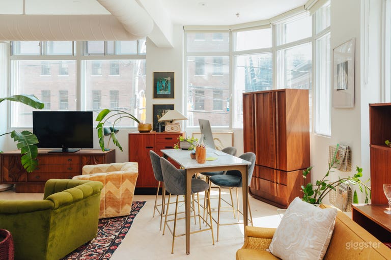  Flooding Light. All windows have a transparent and a blackout blind. 