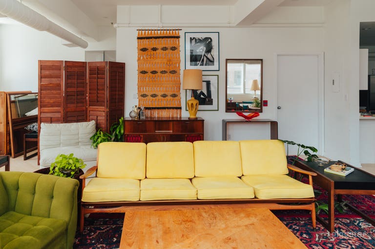  This is one of my favourite walls in the loft. With sun behind you, it makes for great vignette pics. 