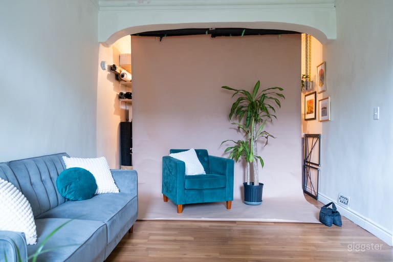  Bright Downtown Studio for Photo & Video shoots 