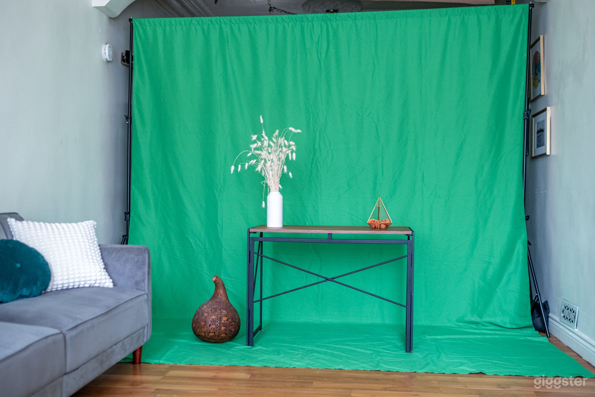 Bright Downtown Studio for Photo &amp; Video shoots Photo 4
