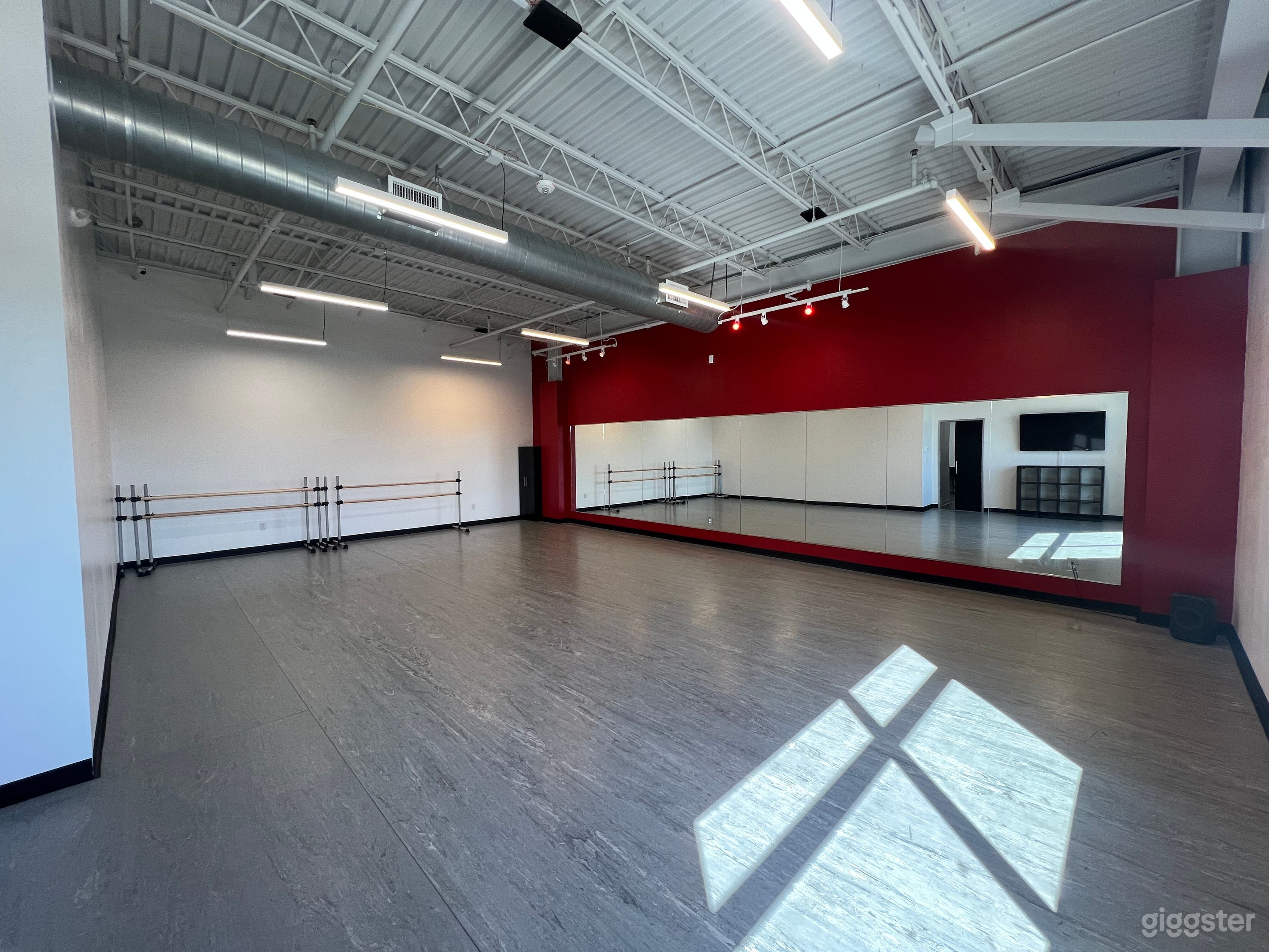 Modern Dance & Creative Studio | Classes, Rehearsals, Photos Photo 3