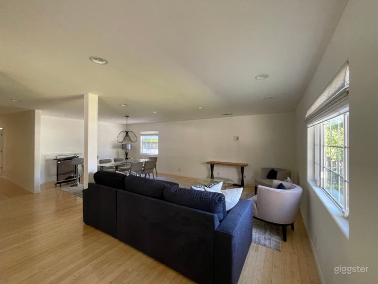  Charming Bright Traditional Home 