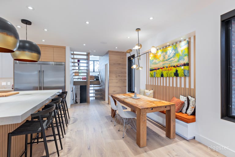  Isla de cocina y área de comedor mirando hacia la escalera 