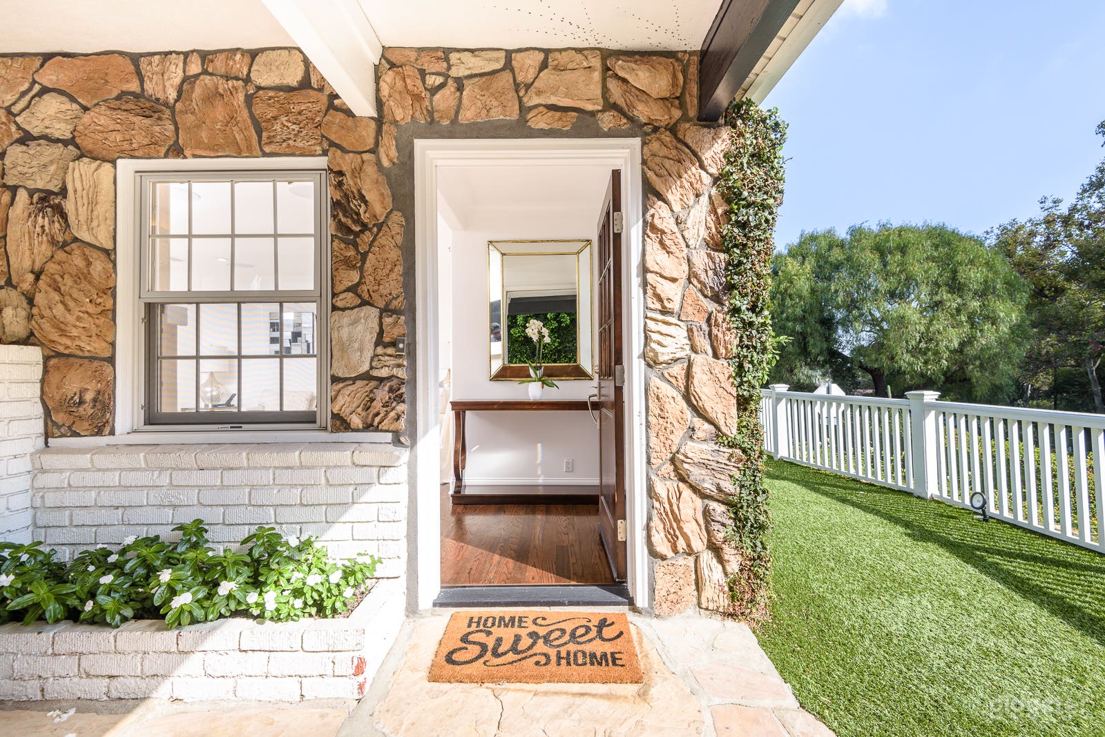 Luxury Meets Serenity Sherman Oaks Home Photo 4