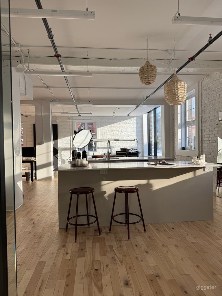  Mile End Industrial Loft with Natural Light 