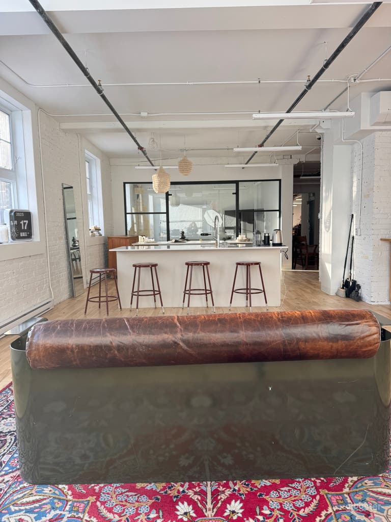  Mile End Industrial Loft with Natural Light 