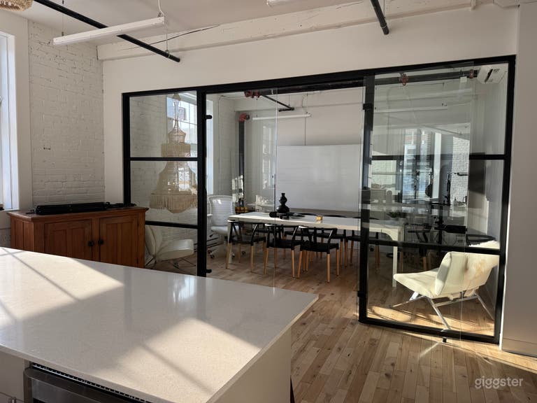  Mile End Industrial Loft with Natural Light 