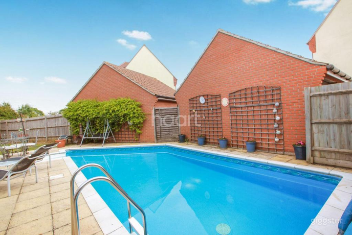  Modern Swimming Pool in Essex 
